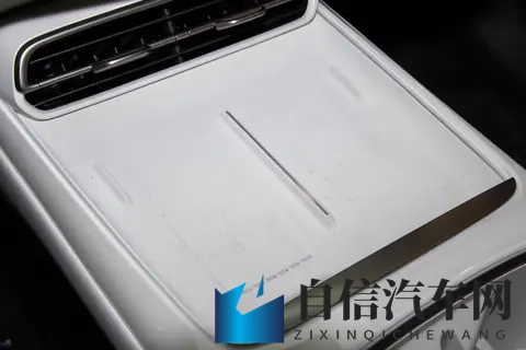 深蓝 L06 560Ultra + 激光版：科技与舒适兼具的中型纯电轿车-1