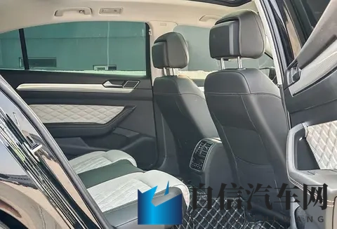 两人在床上打扑克：床边欢乐时光，两人扑克竞技赛-3