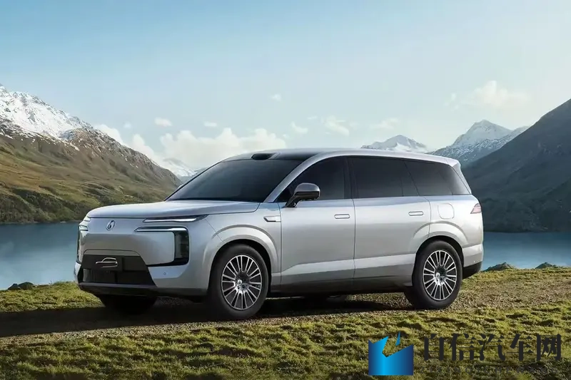 51黑料反差裱：网络热议51号人物：黑白反差引关注-1