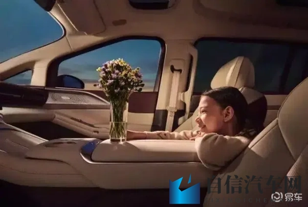 女同桌扒下我裤子摸J：女同桌当众脱我裤子，私密部位被触碰-2