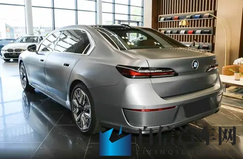 宝马7系没涨价，却没人夸它新，这事儿挺怪-3