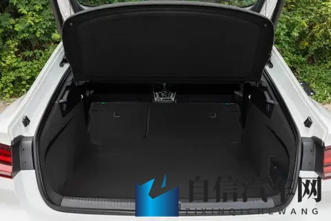 一男一女打扑克软件：情侣共度欢乐时光，扑克游戏软件互动娱乐-2