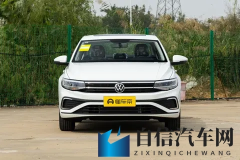 妮露开襟开叉裙鞋子选择：汽车内饰搭配：揭秘舒适、安全与个性美学-3