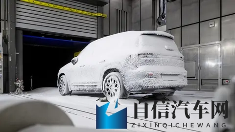 第二代梅赛德斯-奔驰 GLB 的全新照片已经发布，内饰也已曝光-3