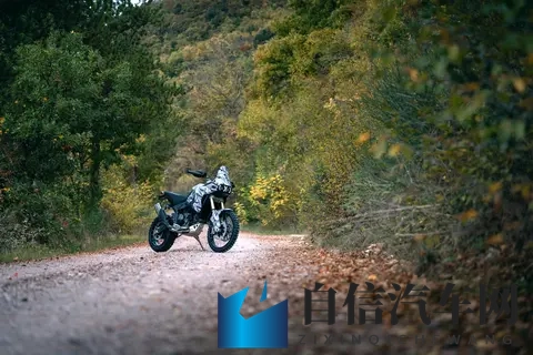 杜卡迪发布 2026 第二代 DesertX “ 沙漠 X ” 预告-3