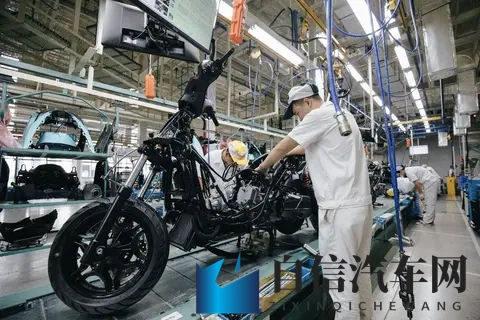 肌肉猛男体育生自慰：体育猛男健身房私隐行为-2