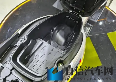 无极龙骨式踏板SR125 GTS米兰展亮相，水冷四气门+满配+十足战斗感-3