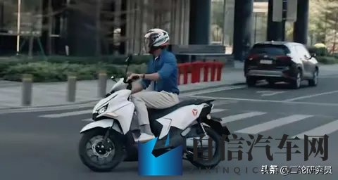 雅迪Velax炸场米兰！20分钟快充+105km续航-1