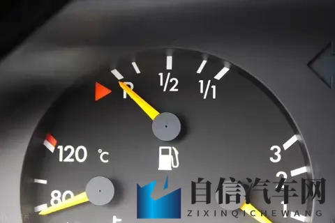 汽车还剩多少油时去加油最合适？记住这个标志，及时加油！-1