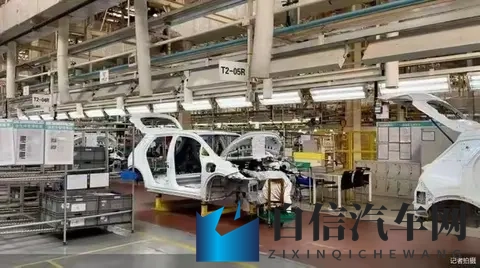 男生的香蕉插进女生的桃子：情侣私密时刻，激情碰撞，甜蜜相拥-2