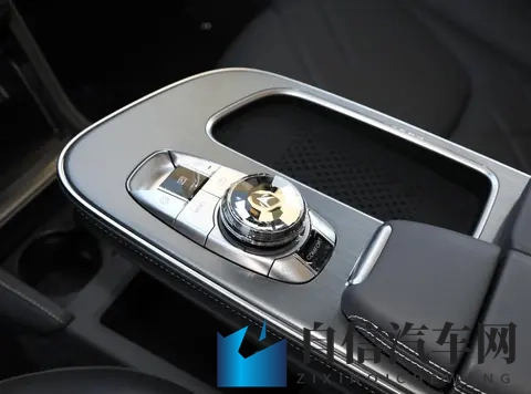 又一国产新能源，轴距2915mm，搭载华为双电机+宁德时代电池-2