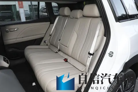 唠唠 AION i60 增程版：12 万多就能拿下 20 万配置，这波血赚不亏！-1