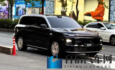 老头吃奶：奶瓶座椅受老年人喜爱，汽车市场新风向-1