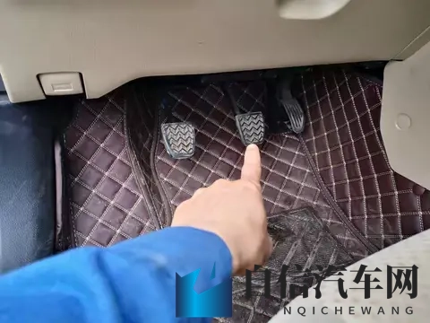 我开了3年车，才知道刹车前先踩死离合后刹车是大忌，都是经验！-1