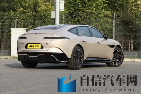 华为+宁德时代,阿维塔12四激光版,把豪华、安全、性能落到实处-3