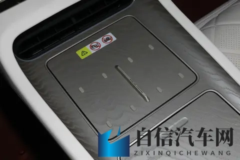 试驾阿维塔12，3020mm轴距+65L车载冰箱，空间配置都拉满-2