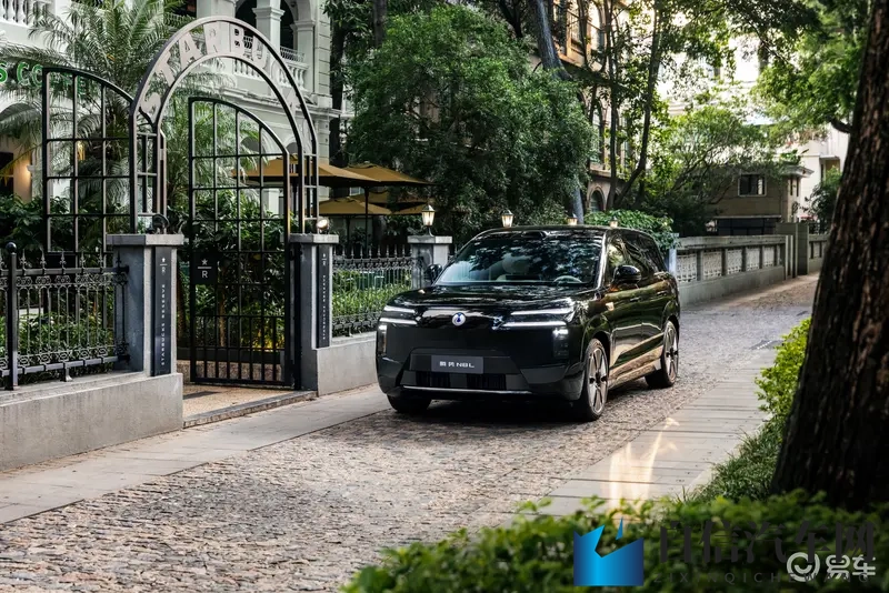 欧洲美女裸体BBBBBWWW：欧洲风光中的裸体模特展示-1