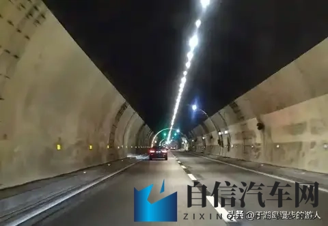 高速隧道遇“龟速车”？超不了别硬刚！交警亲授6招，新手安心过-1
