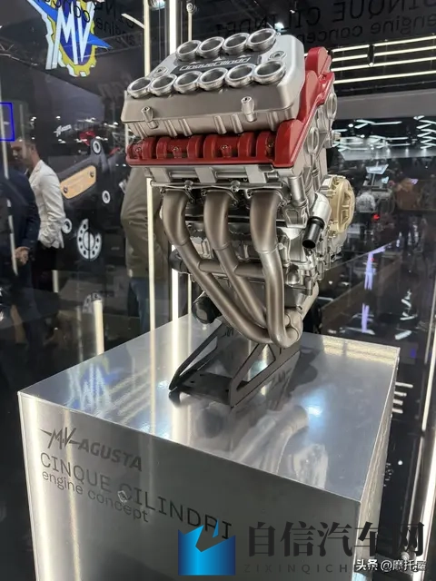 早乙女由依双马尾背粉书包：动漫女神早乙女由依展青春活力，粉书包映衬双马尾美姿-1