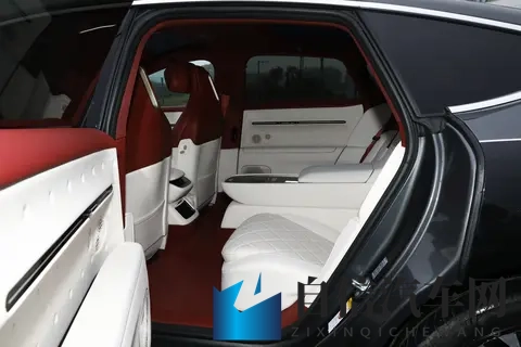 试驾阿维塔12，3020mm轴距+65L车载冰箱，空间配置都拉满-1