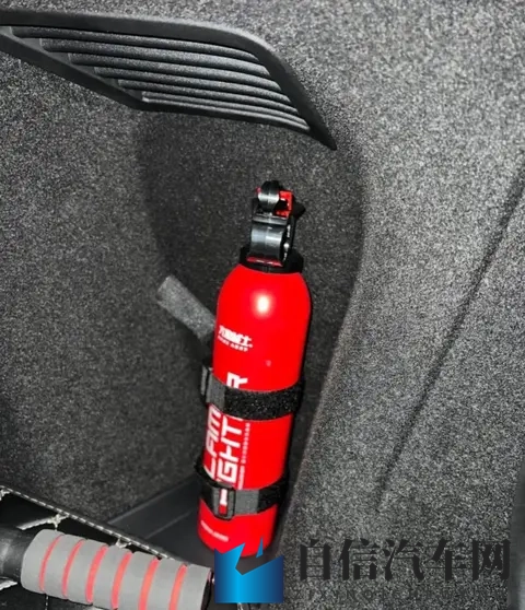 私家车需不需要放灭火器？从必须配备到不再强制标配，经历了什么-1