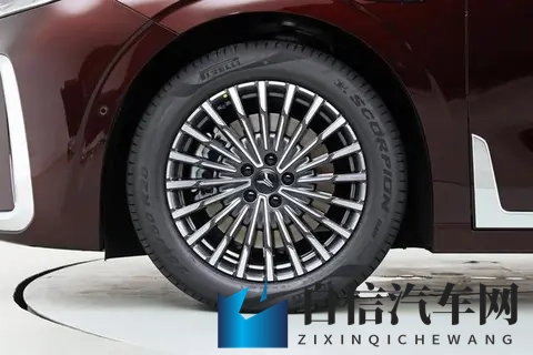 岚图疯了！后排装50寸巨幕，这四座“头等舱”MPV要卷死谁？-2