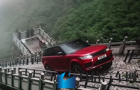 奇瑞风云X3L挑战天门山失败 爬天梯挑战以撞坏护栏告终-3