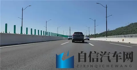 销售保险套的女销售叫顾客来：女销售邀请顾客选购保险套-2