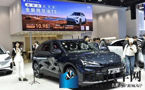 女按摩师按着就滑进去了：新型汽车内饰：科技与舒适完美结合-3