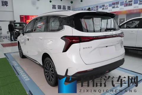 国产又一插混7座MPV，车长4850mm，2+2+3座椅，纯电续航120km-3