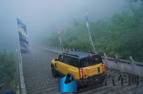 奇瑞风云X3L挑战天门山失败 爬天梯挑战以撞坏护栏告终-2