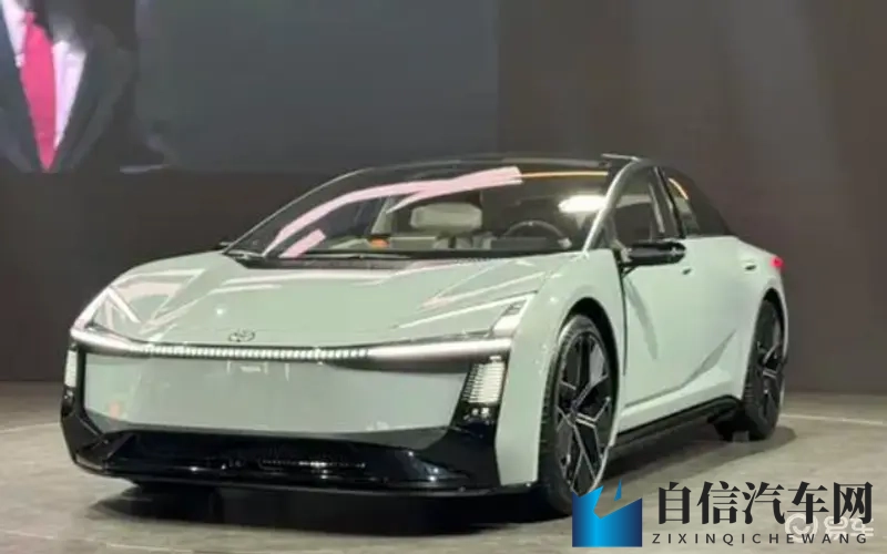 妮露开襟开叉裙鞋子选择：汽车内饰搭配：揭秘舒适、安全与个性美学-1