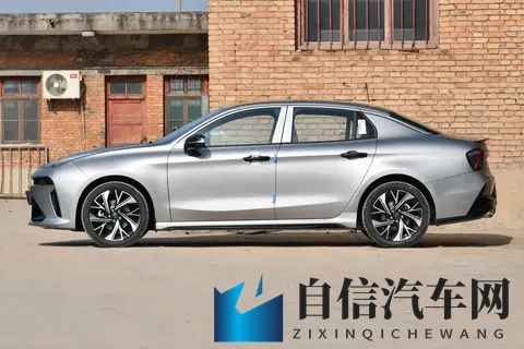 10 万级燃油车卷疯了！第三代领克 03 带智能 + 性能，竟卖白菜价？-2