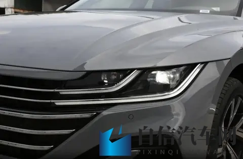 丝袜老师踩我的 出精子照片：丝袜女教师意外踩到，隐私照片泄露事件引发关注-3