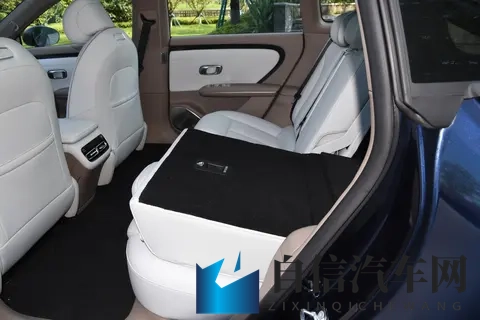 家用新能源车添“新丁”！长安启源 A06，把 “移动的家” 开进日常-1