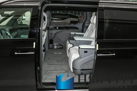 家庭MPV宠儿！七座过道版极氪009，宜商宜家实力派-3