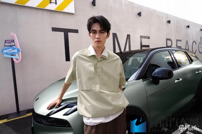 将界丁思聪与雷蕾片段：汽车大佬论战：新能源VS智能驾驶，未来出行大揭秘-1