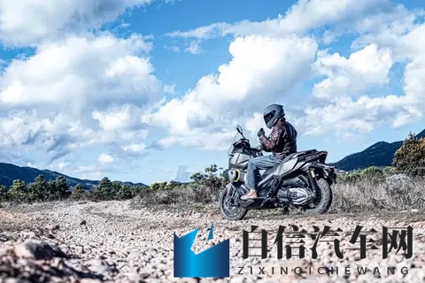 黑人跨异族亚洲女人：多元文化联手创新，汽车界新潮流来袭-2