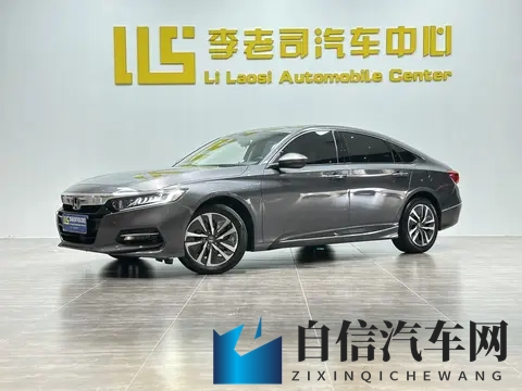 男生女生一起搓搓搓搓：男女车主携手打造爱车，体验汽车清洁之旅-2