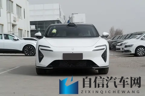 free泰国娇小美女HD：泰国娇小美女驾驭体验：小身材大能量，尽享驾驶乐趣-1