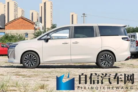 7万起买侧滑门MPV，五菱杀疯了！-3