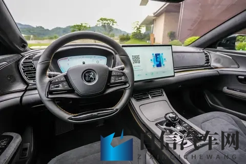 女超人麦乐迪：梦幻座驾亮相，揭秘独特汽车体验-3