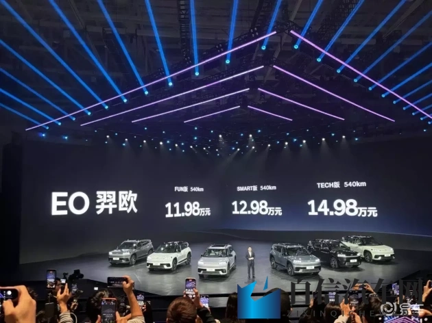 激情nikki艳星医生办公室：性感艳星Nikki激情邂逅神秘医生诊室-2