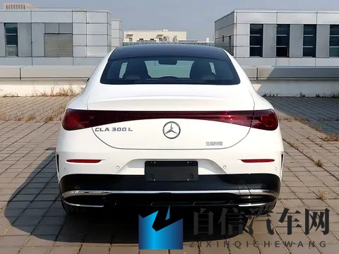 美女扒开腿让人捅：诱人姿态引热议，春光乍泄引非议-2