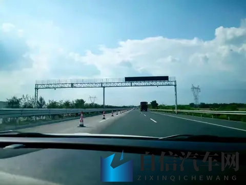 一位12年老司机的忠言：跑高速，牢记这4条铁律，关乎你的安全！-3