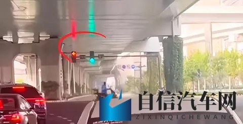 司机绿灯不走停车长达20秒，被罚200元扣6分，交警回应-1