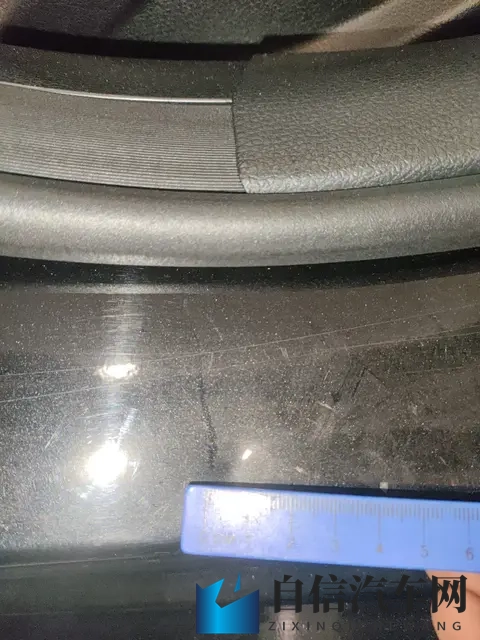 岚图泰山以3799万起售价掀翻大六座旗舰SUV市场-1