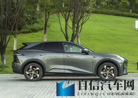 操丝袜秘书:丝袜诱惑,职场秘辛一瞥-3