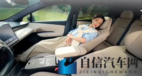 偶遇银色领克 Z20,大轮毂一装气场全开-3