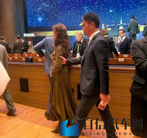 男生女生一起在床上打扑克：床战欢乐，汽车生活添色彩-1